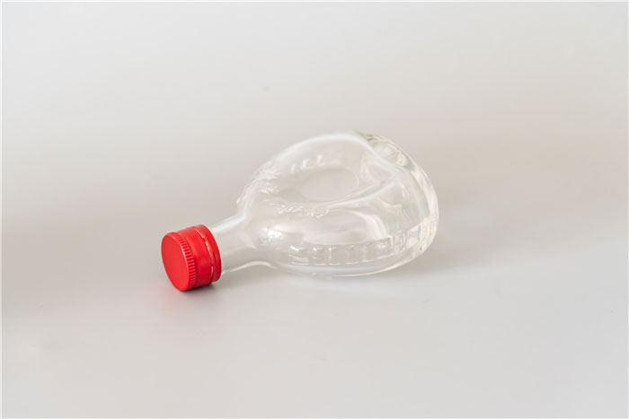 玻璃酒瓶盖批发为大家讲解玻璃酒瓶盖的打开方式